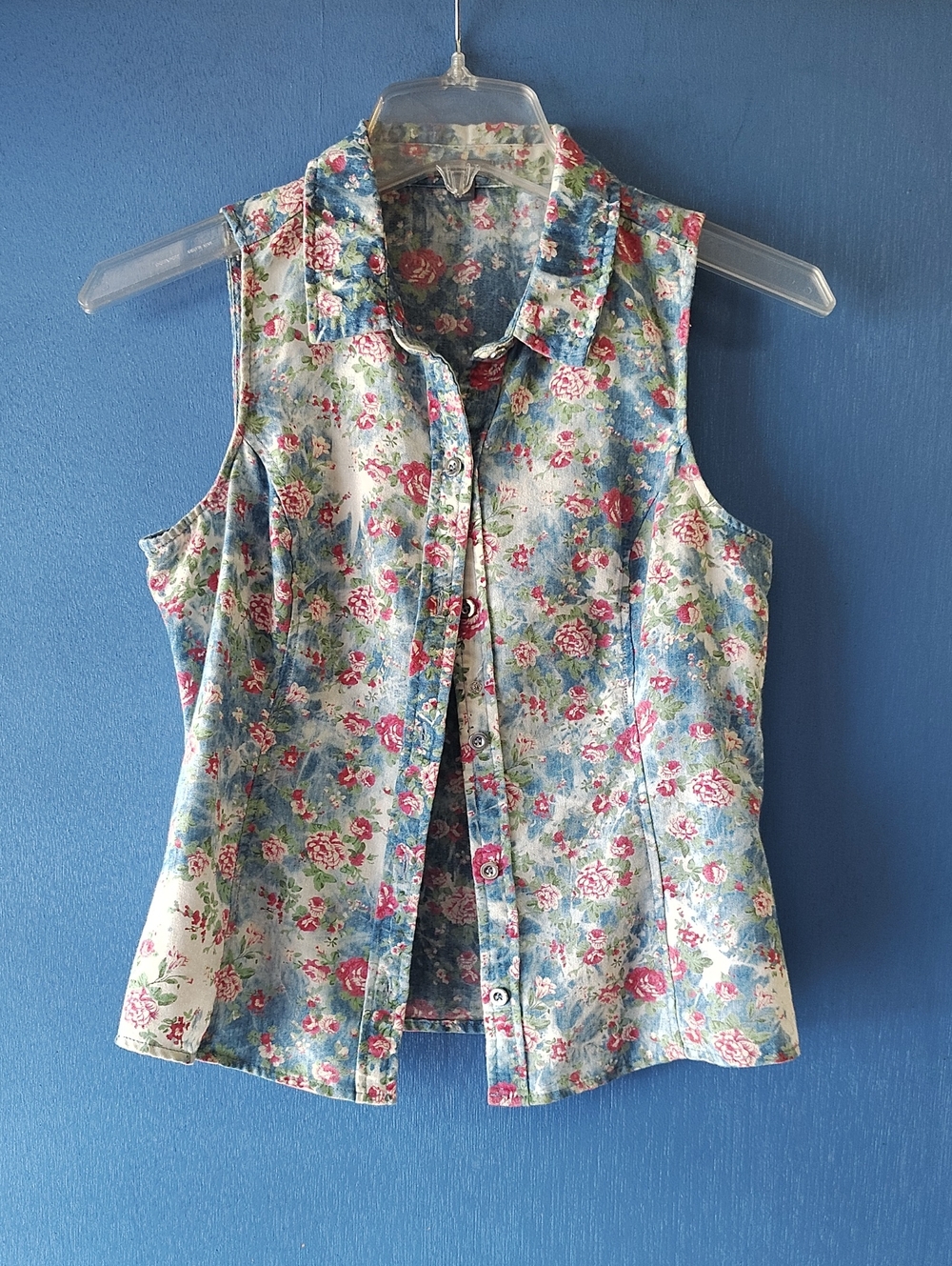 Charlotte Russe Floral Sleeveless Button-Down Top in Blue and Pink